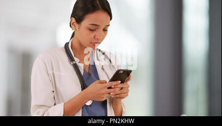Hispanic Frau Doktor sprechen auf dem Smartphone Stockfoto