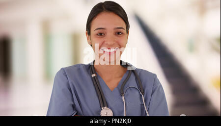Junge Mexikanerin intern außerhalb des Krankenhauses Stockfoto