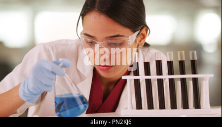 Hispanic weiblichen Krankenschwester suchen und lächelnd mit Senior kaukasische Frau Stockfoto