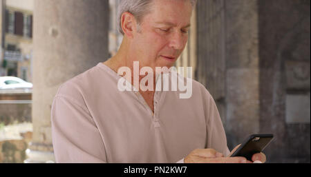 Reifen weiß Herr in Rom verwendet das Smartphone auf das Pantheon Stockfoto