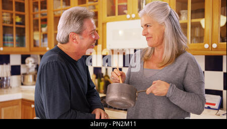 Charmante senior Weiß paar Verkostung Soße Stockfoto