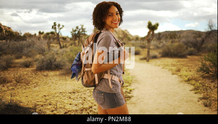 Cute afrikanische Frau Wandern der Joshua Tree National Park Stockfoto