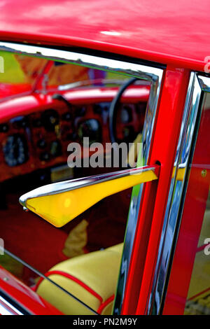 Whitley Bay Motor Show vintage rot Bristol 2 Liter mit gelben Blinker Stockfoto