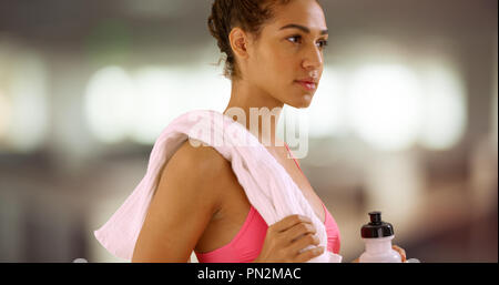 Gesunde schwarze Frau mit Tuch abwischen Stockfoto