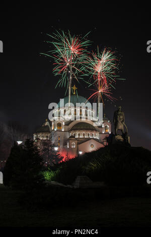 Belgrad, Serbien, Europa - Januar 14, 2017: Orthodoxe Silvester Feier mit Feuerwerk über der Kirche des Heiligen Sava in midni Stockfoto