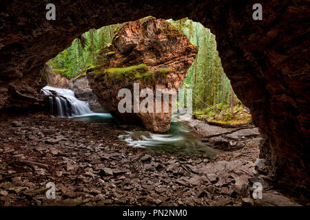 Versteckten Wasserfall in der Johnston Canyon Creek Trail, Banff National Park, Alberta, Kanada Stockfoto