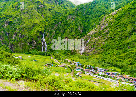 Annapurna Conservation Area, Nepal - Juli 18, 2018: Blick über den Fluss Marsyangdi und Tal Dorf auf Annapurna Umrundung Stockfoto