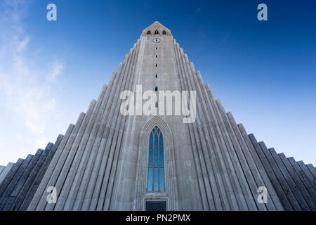 Moderne Architektur Frontansicht der Lutherischen Kirche HallgrImskirkja Kathedrale in Reykjavik, Island, entworfen von gudjon Samuelsson Stockfoto