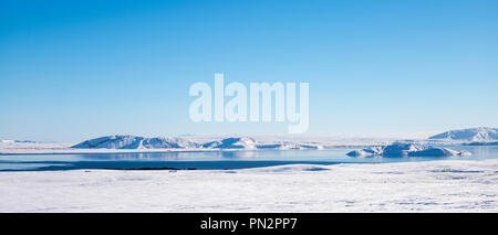 Die schneebedeckten Berge und See in atemberaubenden glazialen Landschaft im Süden Islands Stockfoto