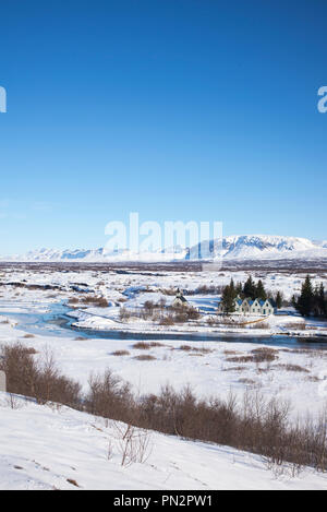 Blick von oben auf schneebedeckte, berühmte Sehenswürdigkeit Nationalpark Thingvellir - pingvellir - in Island Stockfoto