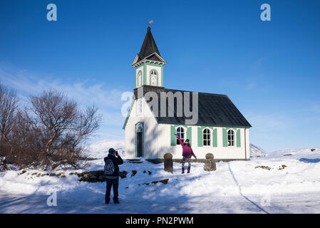 Touristische paar Foto nehmen an der berühmten Kirche Kapelle Pingvallakirkja im Thingvellir Nationalpark Pingvellir - in Island Stockfoto