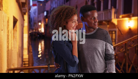 Glücklich und attraktiven Schwarz Paar go Sightseeing in Venedig bei Nacht Stockfoto
