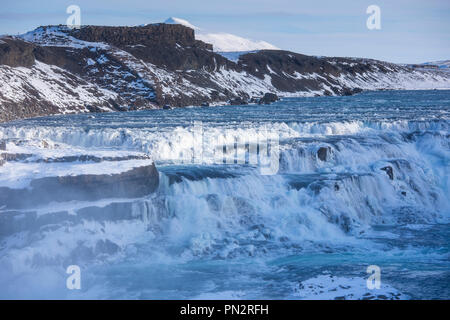 Sprudeln, fließendes Wasser aus der Eiszeit Fluss in der tosenden Wasserfälle der Wasserfall Gullfoss in eiszeitliche Landschaft von South Island Stockfoto