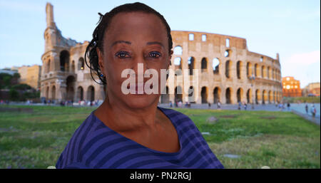 Reifen afrikanische amerikanische Frau posiert für Portrait außerhalb des Kolosseum Stockfoto