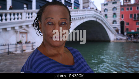 Afrikanische amerikanische Frau touristische stellt für Portrait von Rialto Brücke Stockfoto