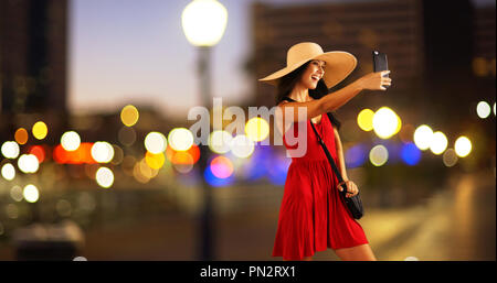 Junge weiße Mädchen schlägt selfies Downtown Stockfoto