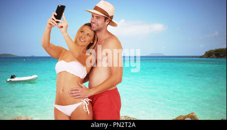 Happy tausendjährigen Paar selfies Übernahme durch die Strand Stockfoto