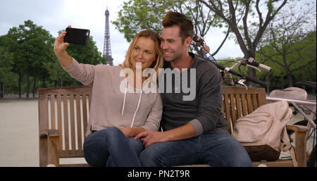 Glückliches junges Paar auf Urlaub in Paris ein selfie mit Handy Stockfoto
