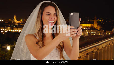 Frohe Braut unter Spaß selfies in Florenz auf schöne Nacht Stockfoto