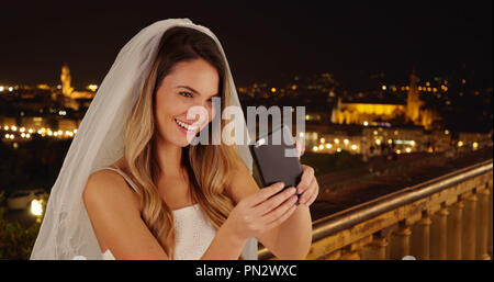 Frohe Braut unter Spaß selfies in Florenz auf schöne Nacht Stockfoto