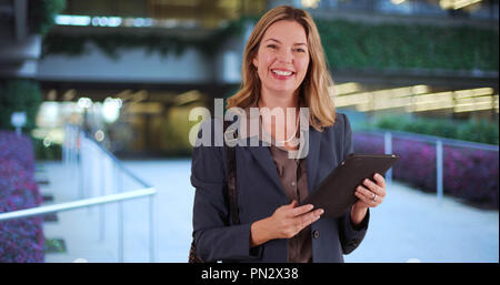 Erwachsene business Frau mittleren Alters mit Tablet Gerät außerhalb des Gebäudes Stockfoto