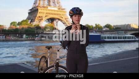 Weibliche Radfahrer in Paris unter Bruch von der Radtour in der Nähe von Eiffelturm Stockfoto