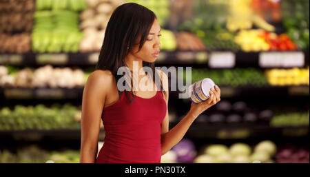 Ziemlich Afrikanische amerikanische weibliche Thunfisch Prüfung können im Supermarkt Stockfoto