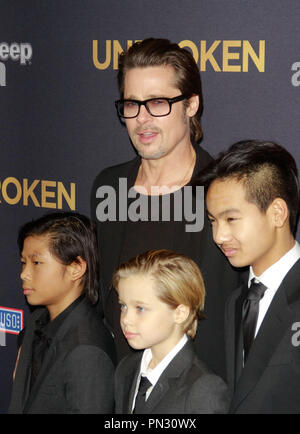 Pax Jolie-Pitt, Brad Pitt, Shiloh Jolie-Pitt und Maddox Jolie-Pi am Universal Pictures" Premiere von "Ungebrochen" bei Dolby Theater in Hollywood, CA, 15. Dezember 2014 statt. Foto von Joe Martinez/PictureLux Stockfoto