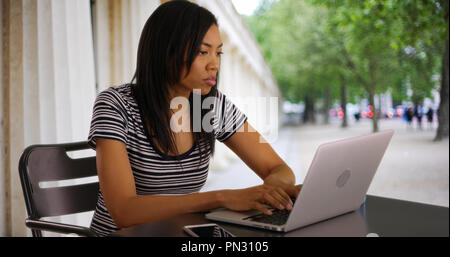 Gerne schwarz business Frau mit Laptop beenden ihre Arbeit Stockfoto