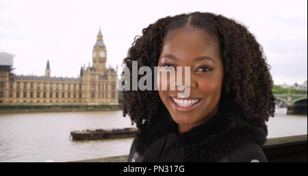 Portrait von schwarzen Frau lächelnd Themse und Big Ben im Hintergrund Stockfoto