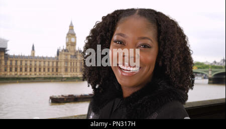 Portrait von schwarze Frau lachend Themse und Big Ben im Hintergrund Stockfoto