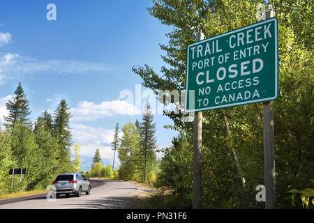 STATE Highway 486, Montana, USA: September 9, 2018: ein SUV Antriebe Vergangenheit ein Schild mit der Aufschrift der Trail Creek Hafen der Eintrag ist mit keinen Zugang zu Kanada geschlossen. Stockfoto