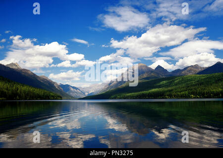 Bewölkten Sommertag am Bowman Lake im Glacier National Park Stockfoto