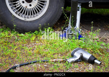 Wagenheber und Auswirkungen Drehmomentschlüssel in der Nähe ein Auto Reifen Stockfoto