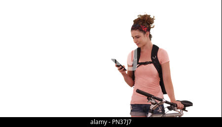 Portrait der kaukasischen Frau senden Text neben dem Fahrrad auf weißem Hintergrund Stockfoto