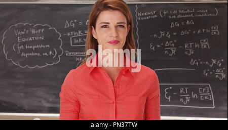 Weißer junge weibliche Mathelehrer, Vortrag an ihre Schüler selbstbewusst Stockfoto