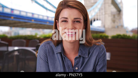 POV-shot von der hübschen kaukasische Frau video in der Nähe der Tower Bridge in London chatten Stockfoto