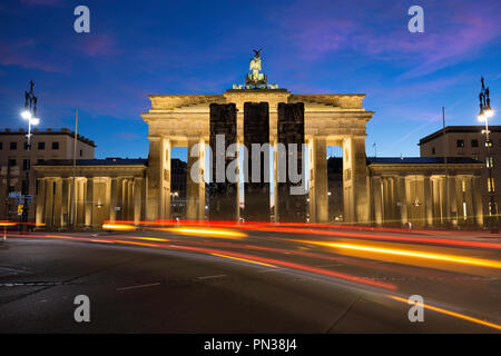 Leuchtet bei Sonnenaufgang in Berlin am Brandenburger Tor Stockfoto