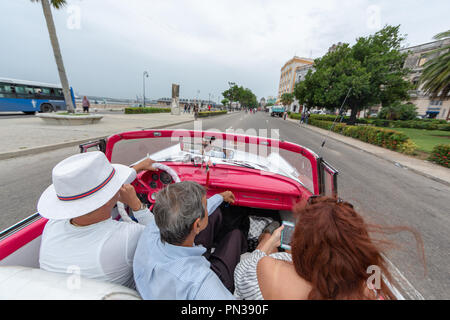 Touristen und Einheimische Reiten in Classic Ford Fairlaine Auto, Havanna, Kuba Stockfoto