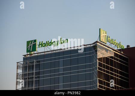 Belgrad, SERBIEN - 19. SEPTEMBER 2018: Holiday Inn Logo auf ihren wichtigsten Hotel in Serbien. Holiday Inn ist eine weltweite Marke von Hotels, Teil der InterCo Stockfoto