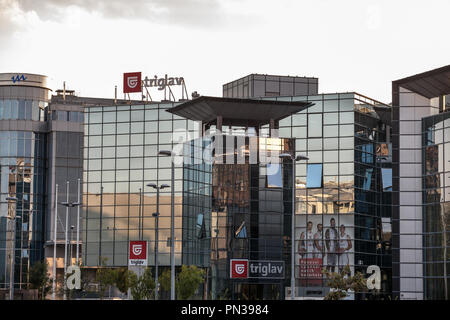 Belgrad, SERBIEN - 19. SEPTEMBER 2018: Logo des Triglav Versicherung auf ihren Sitz in Belgrad. Versicherung Triglav ist der größte slowenische c Stockfoto