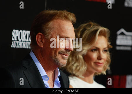 Kevin Costner und Frau Christine Baumgartner bei der Weltpremiere von Disney's "cFarland USA" am El Capitan Theatre in Hollywood, CA, 9. Februar 2015 statt. Foto von Joe Martinez/PictureLux Stockfoto