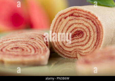 Bolo de Rolo (Schweizer Rolle, Rolle Kuchen) typisch brasilianische Nachtisch, vom Staat Pernambuco. In Scheiben geschnitten Kuchen Rolle mit Guave einfügen gefüllt. Stockfoto