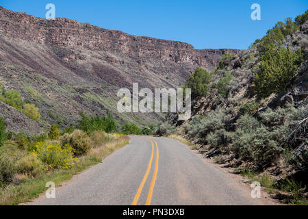 Straße Kurven durch die Unterseite des Rio Grande Schlucht in den Rio Grande del Norte National Monument in der Nähe von Taos, New Mexico Stockfoto