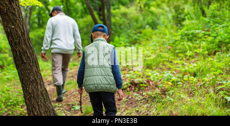 Banner Mann und ein Junge Pilze im Wald sammeln. Wildlife aktive Erholung Tourismus Stockfoto