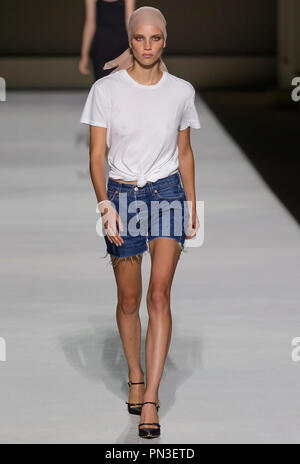 NEW YORK, NY-September 05, 2018: Rebecca Leigh Longendyke geht der Start- und Landebahn bei der Generalprobe für die Tom Ford 2019 Frühling Sommer fashion show während Stockfoto