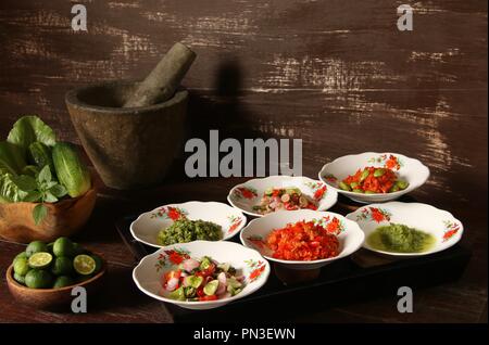 Aneka Sambal Nusantara. Traditionelle scharfe Gewürze aus mehreren regionalen Küchen in Indonesien. Stockfoto