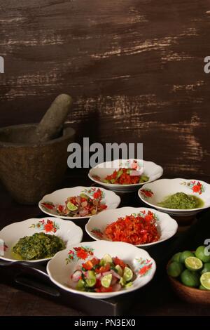 Aneka Sambal Nusantara. Traditionelle scharfe Gewürze aus mehreren regionalen Küchen in Indonesien. Stockfoto