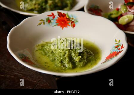 Sambal Andaliman, das würzige Soße grüne Chili und Paprika aus Andaliman Batak Küche, Nord Sumatra Stockfoto