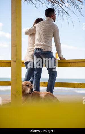 Ein paar Bier zusammen in leeren Strand bar im Herbst Zeit Stockfoto